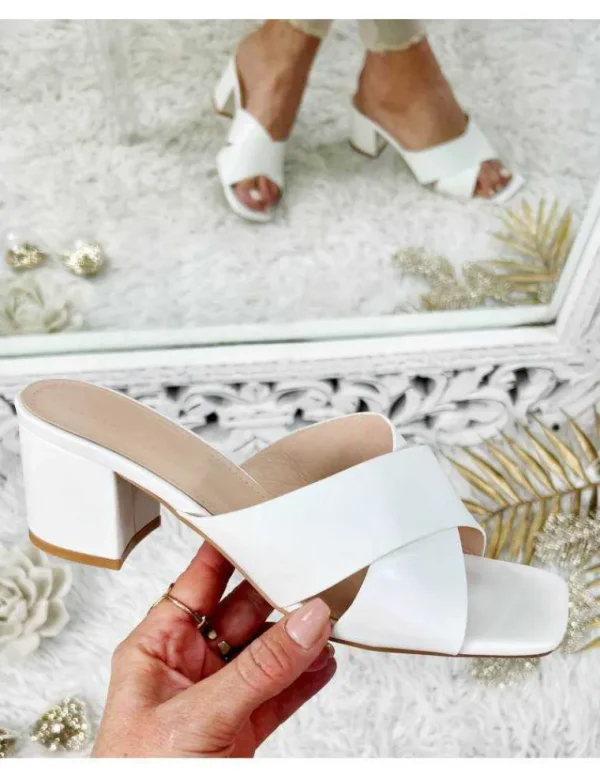 My Look Féminin Mes petites sandales blanches style cuir croisées Fashion
