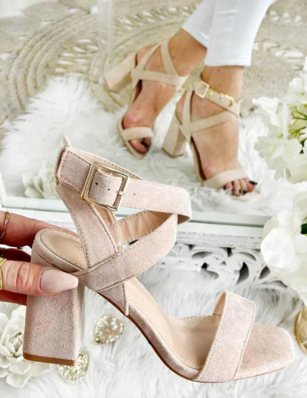 My Look Féminin Mes sandales à talons beige style daim et lanières New